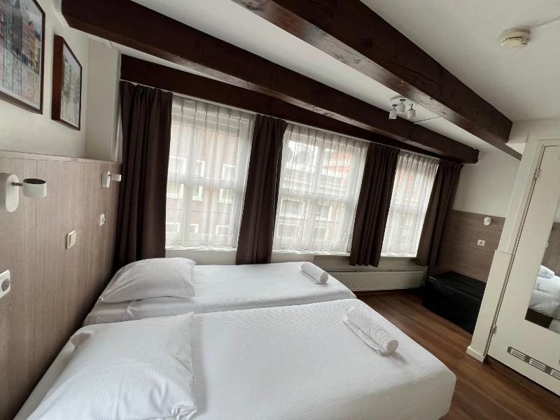 Double or Twin Room with Private Bathroom image 3