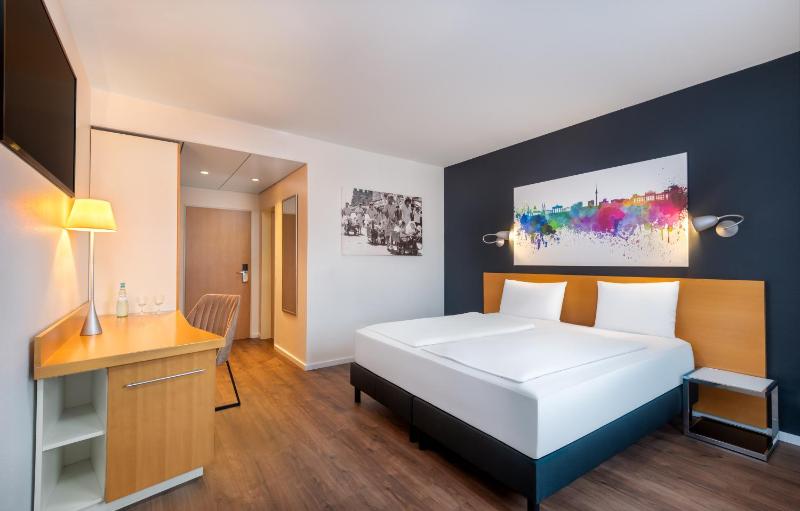 Standard Twin Room image 1