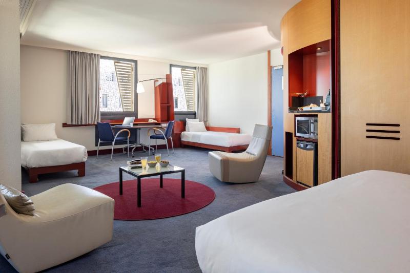 Executive Suite with Double Bed and Two Single Beds (2 Adults) image 2