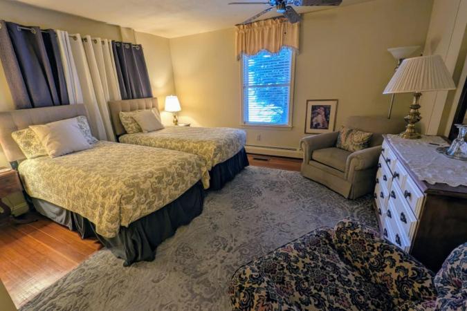 Twin Room with Two Twin Beds image 3