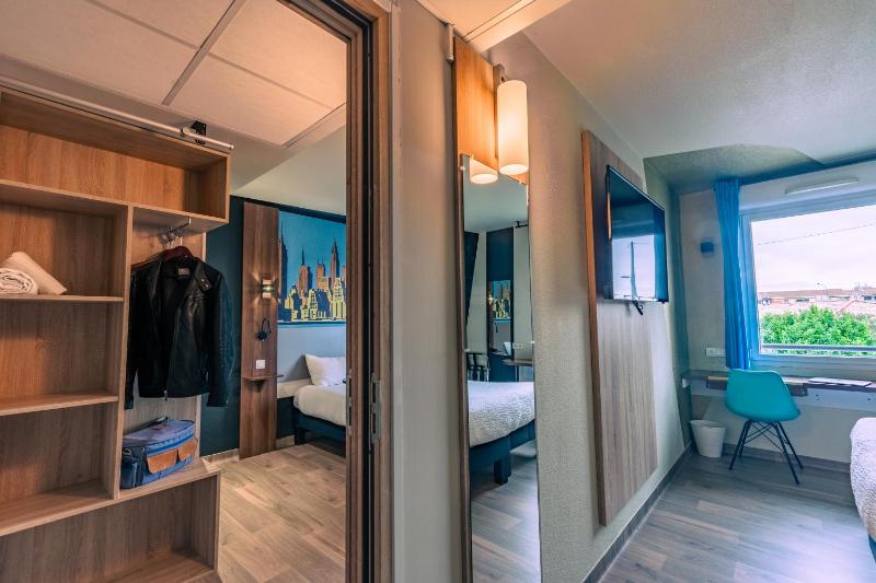 Family Room: Two Communicating Rooms with One Double Bed image 3