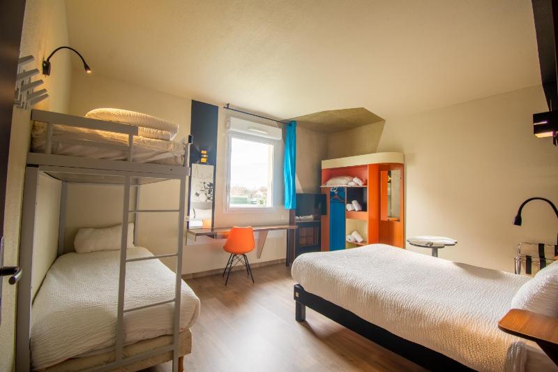 Family Room with One Queen Bed and One Bunk Bed image 3