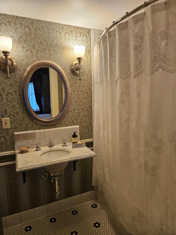 Queen Suite image 2