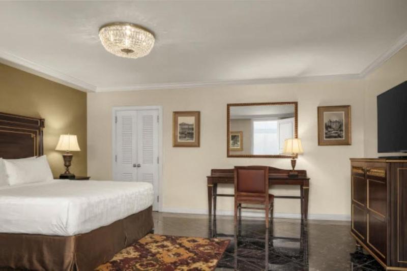 Superior King Room image 3
