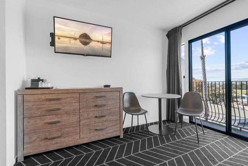 Deluxe Room 2 Queen Beds Fireplace and Balcony Non Smoking  image 4