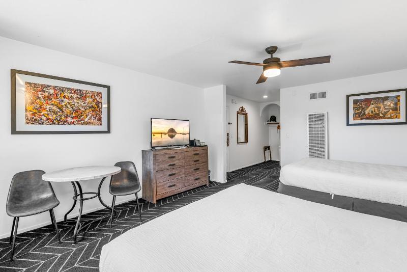 Deluxe Room 2 Queen Beds Fireplace and Balcony Non Smoking  image 3