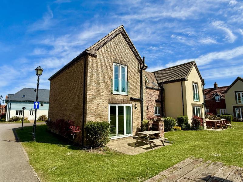 Waves at The Bay - Part of the The Bay Filey Holiday Village with pool gym and direct beach access pub restaurant tennis and meadows walks - image 48