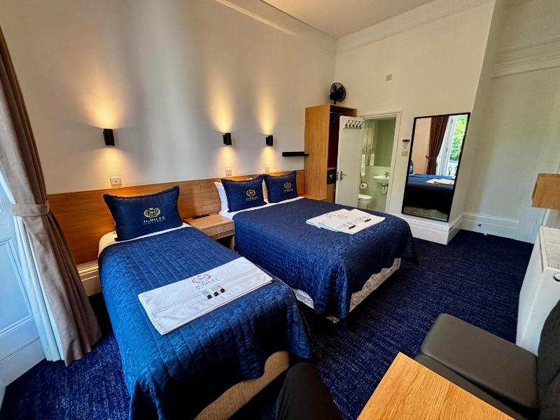 Triple Room with Balcony image 4