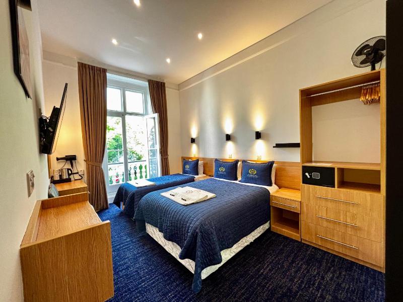 Triple Room with Balcony image 1