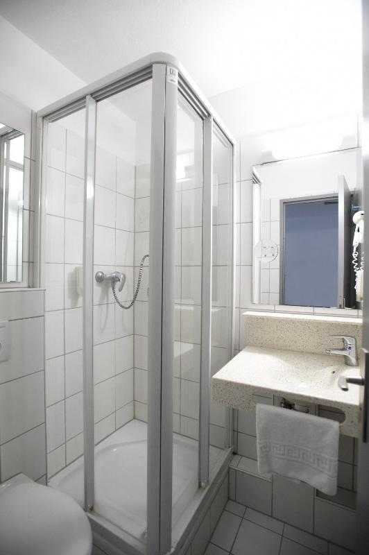 Twin Room image 4