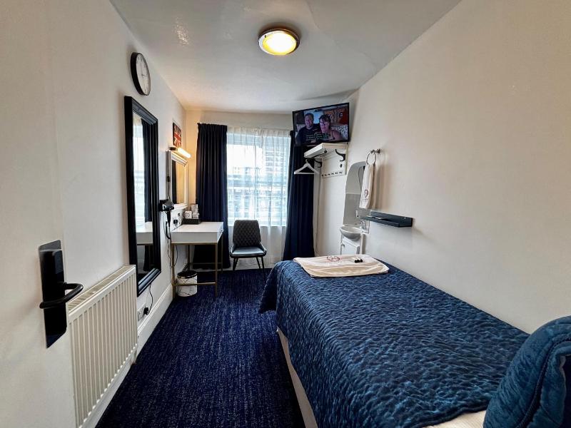 Single Room with Shared Shower and Toilet image 1
