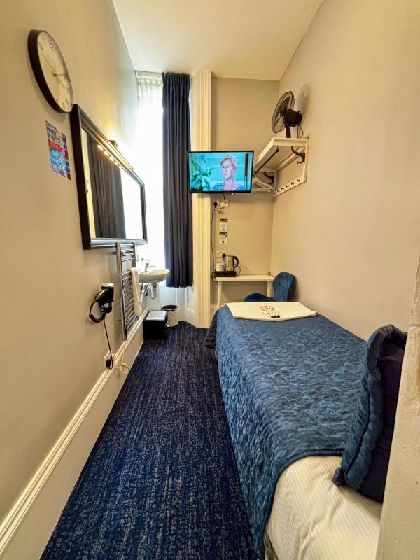 Single Room with Shared Shower and Toilet image 4