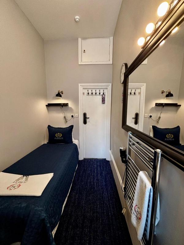 Single Room with Shared Shower and Toilet image 3