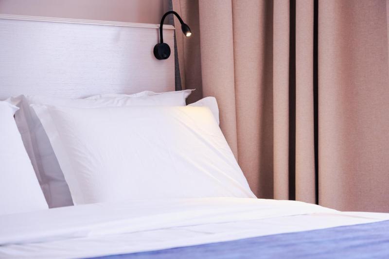 Superior Triple Room with Balcony and Sea View image 4