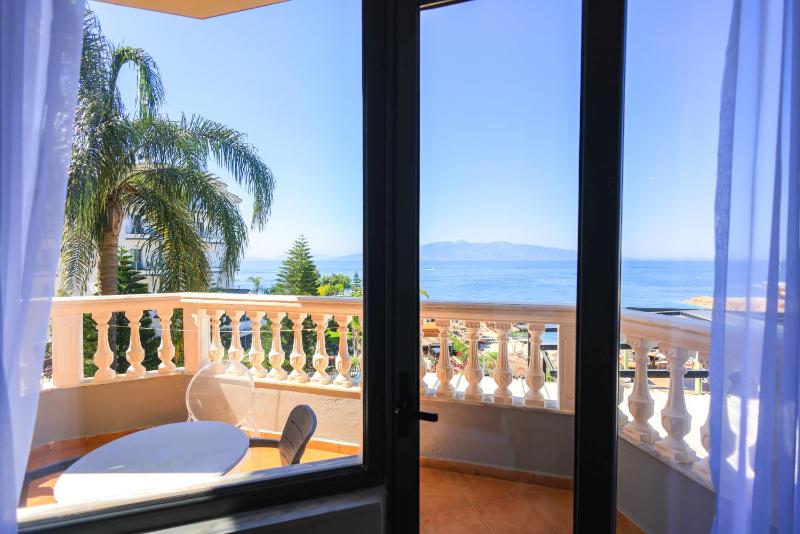 Superior Triple Room with Balcony and Sea View image 3