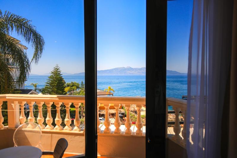 Superior Double Room with Balcony and Sea View image 3
