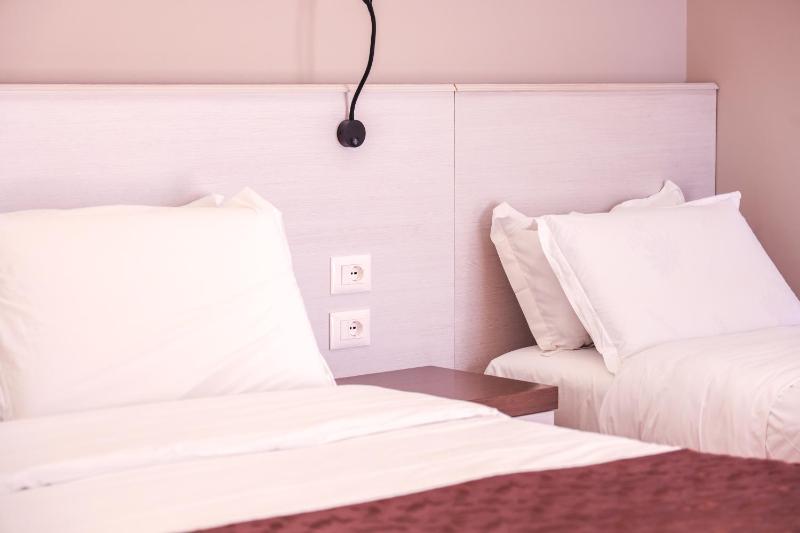 Superior Triple Room with Balcony and Side Sea View image 4