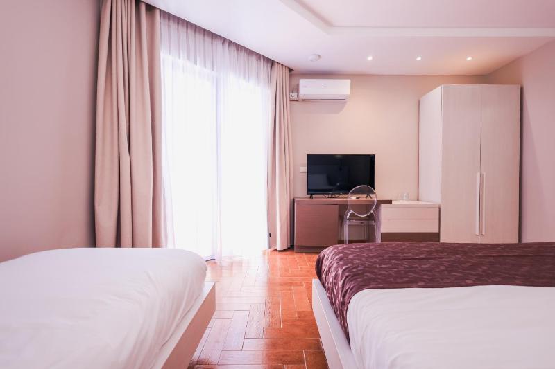 Superior Triple Room with Balcony and Side Sea View image 3