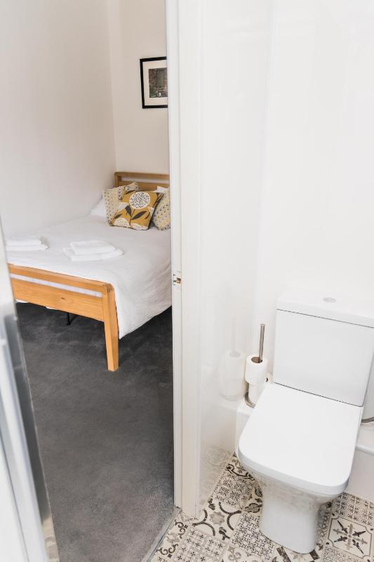 Denecrest Guest House - image 38