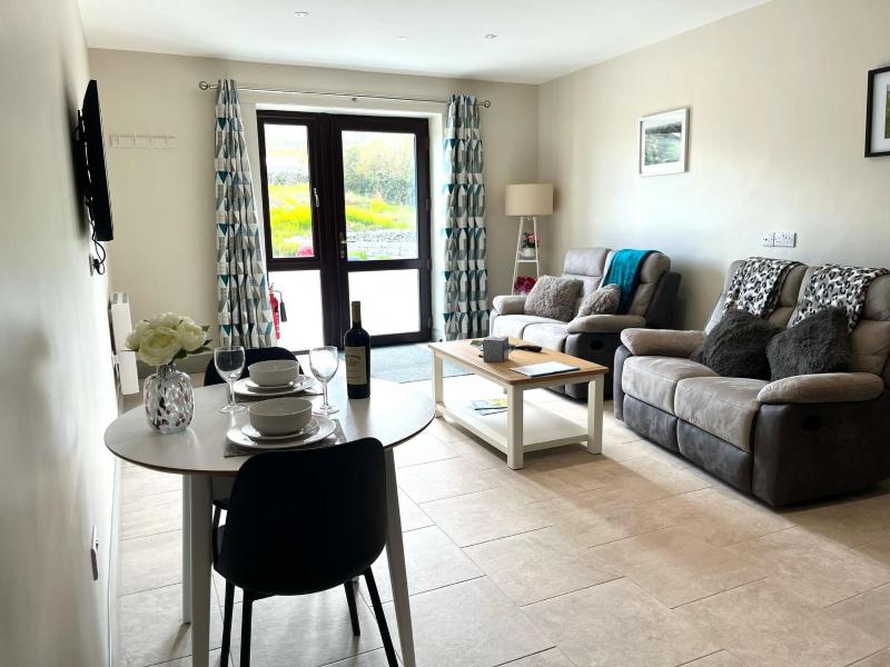 Deluxe One-Bedroom Apartment with Ocean View image 2