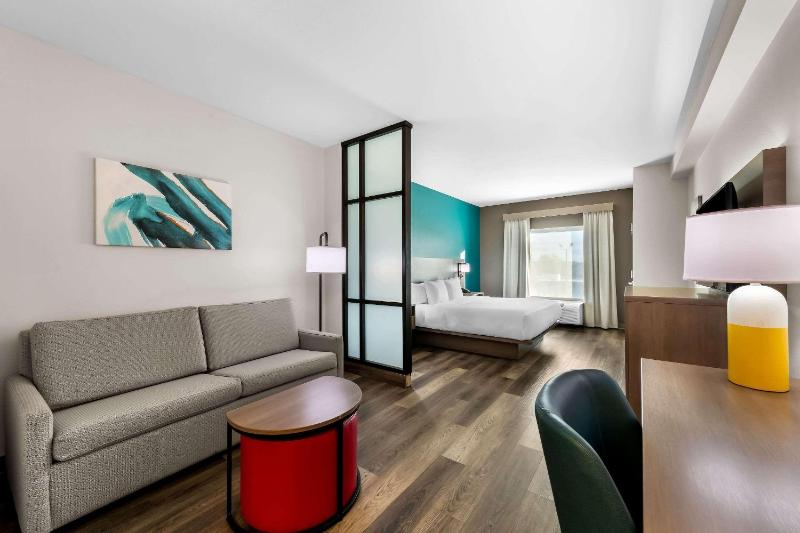 King Suite - Non-Smoking image 2