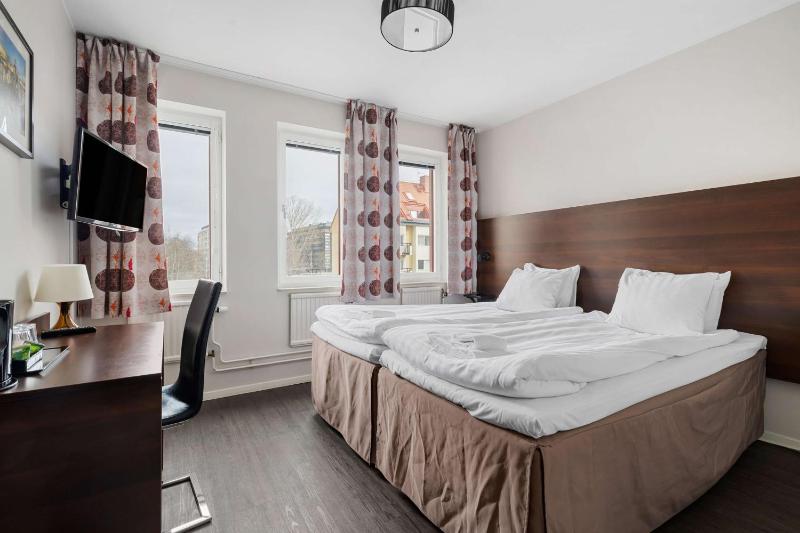 Standard Twin Room image 1