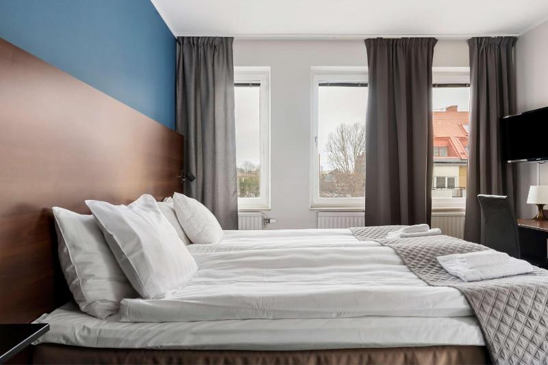 Superior Twin Room image 3