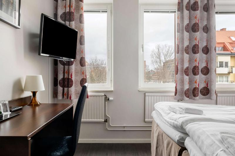 Standard Twin Room image 3