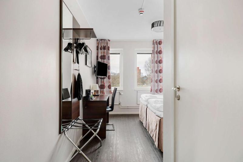 Standard Twin Room image 4
