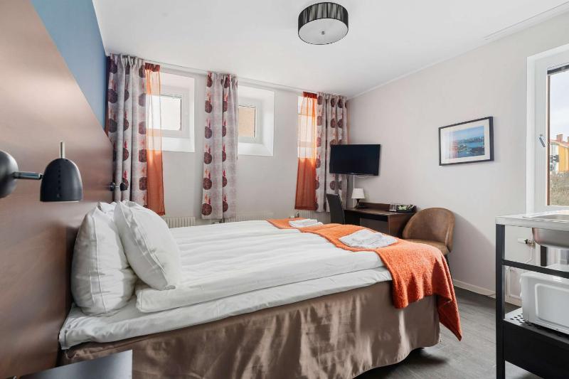 Standard Twin Room image 1