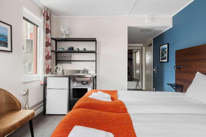 Standard Twin Room image 3