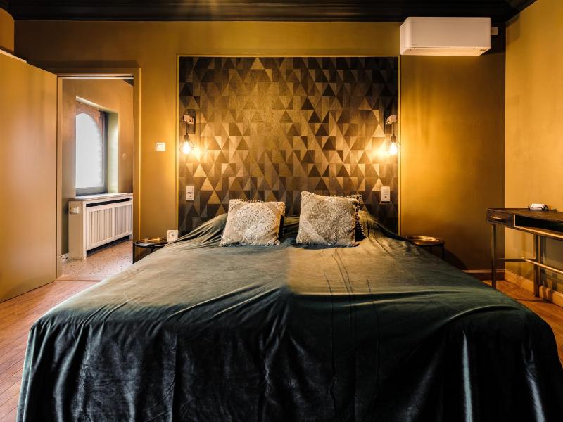 Deluxe King Room image 1