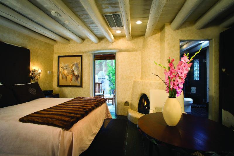 Deluxe Queen Room image 1