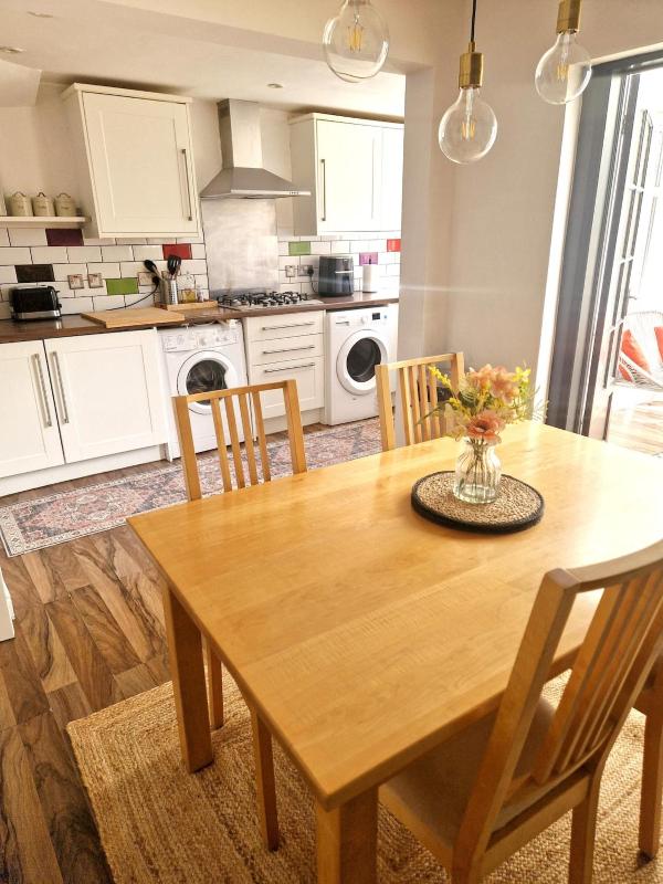 #37 Sleeps 6 stylish and comfortable home - image 19