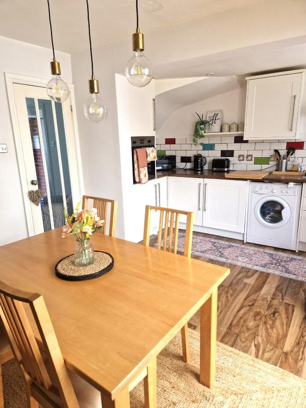 #37 Sleeps 6 stylish and comfortable home - image 20