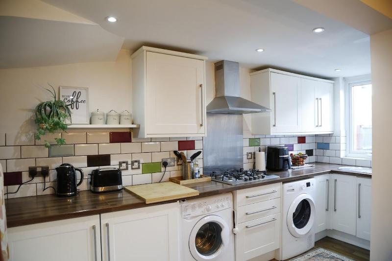 #37 Sleeps 6 stylish and comfortable home - image 18