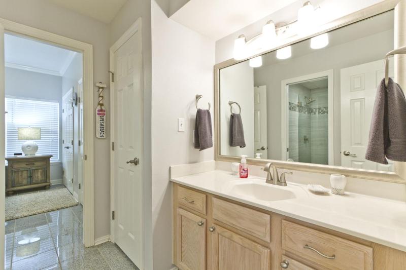 RD - One-Bedroom Condo sleeps 4 image 4