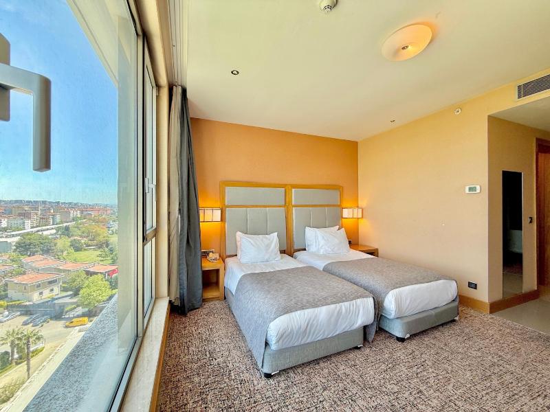Standard Twin Room with Garden View image 3