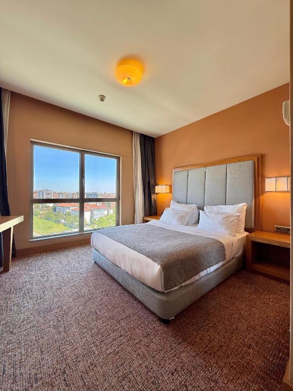 Double Room with Garden View image 4