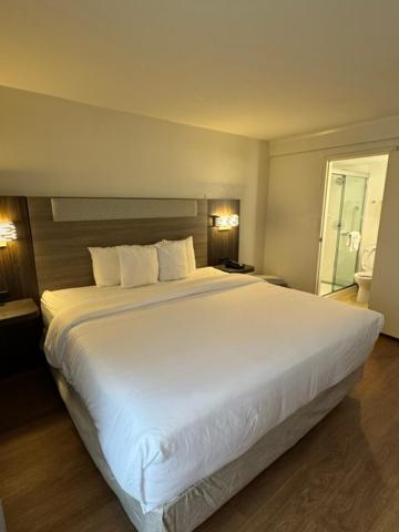 Standard King Room image 3