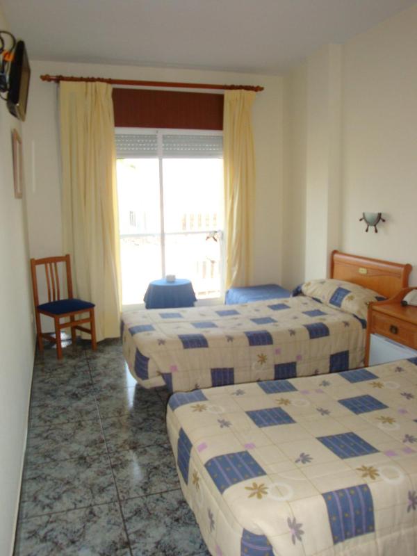 Twin Room image 3