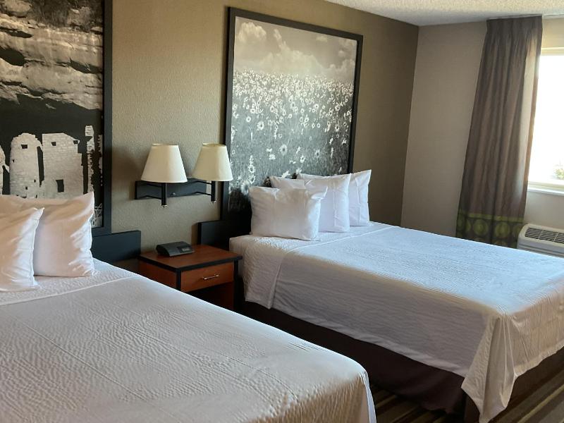 Queen Room with Two Queen Beds - Non-Smoking image 3