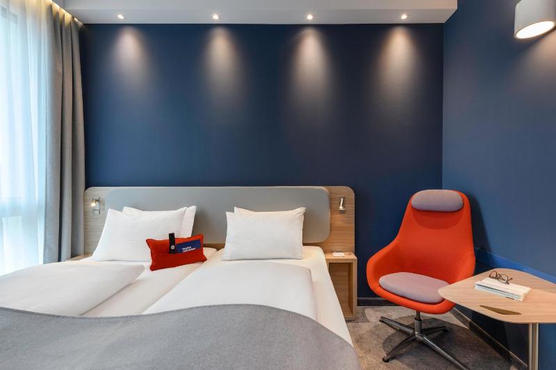 Standard Twin Room image 4