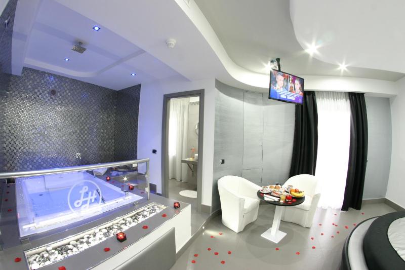Suite with Spa Bath image 3