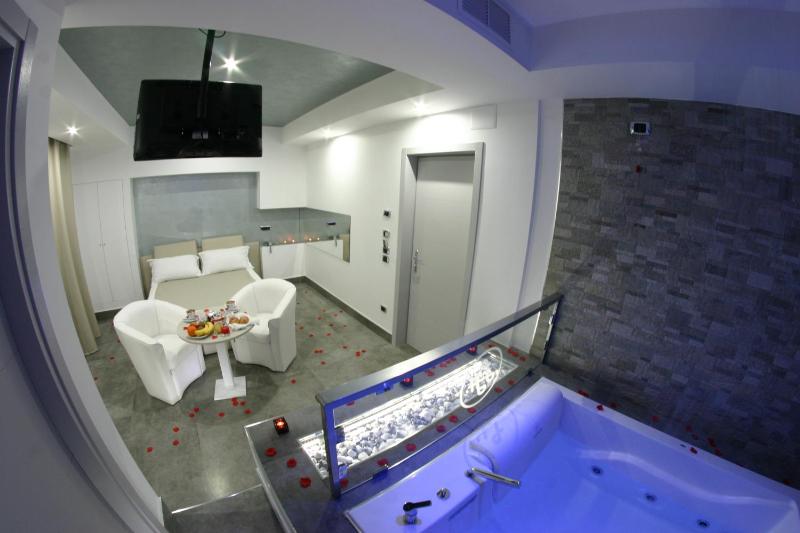 Suite with Spa Bath image 2