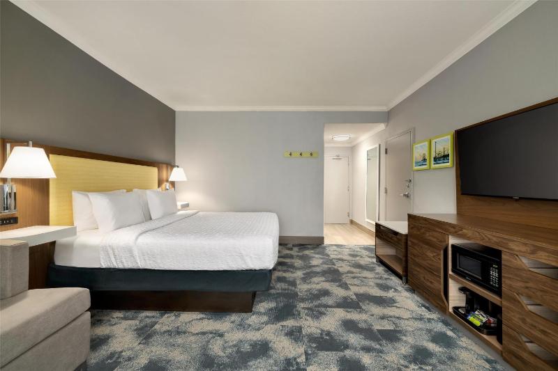 Hampton Inn & Suites Galveston - image 6