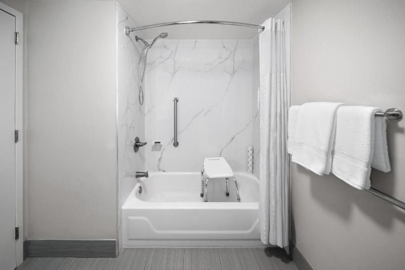King Room with Bath Tub - Mobility/Hearing Accessible - Non-Smoking image 1