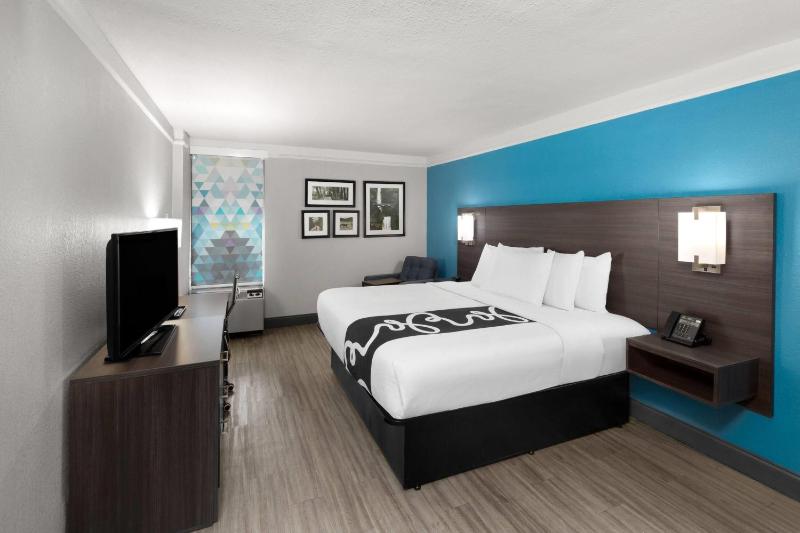 King Suite - Non-Smoking image 3