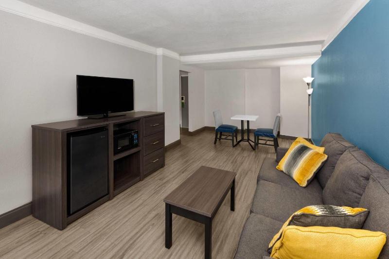 King Suite - Non-Smoking image 2