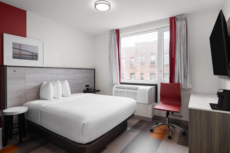 Queen Room with Roll In Shower - Mobility Accessible/Non-Smoking image 1